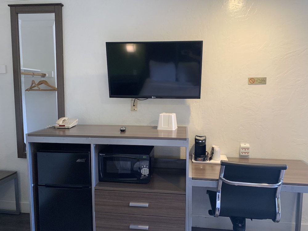 Gilroy Inn Deluxe Room, 1 Queen Bed, Accessible, Non Smoking 5