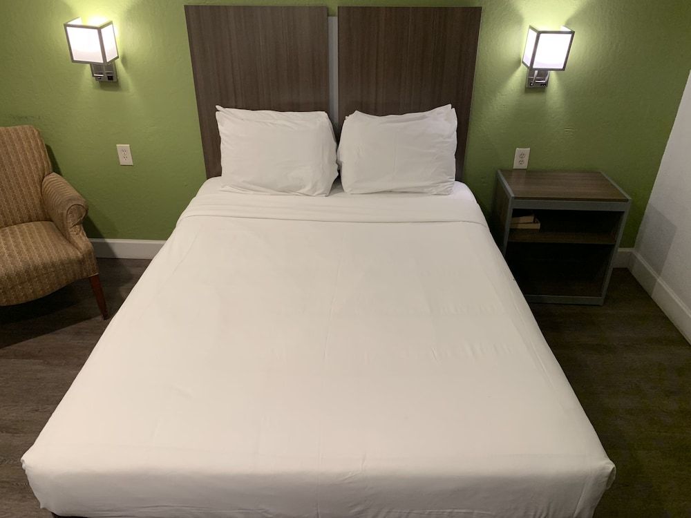 Gilroy Inn Deluxe Room, 1 Queen Bed, Accessible, Non Smoking 2