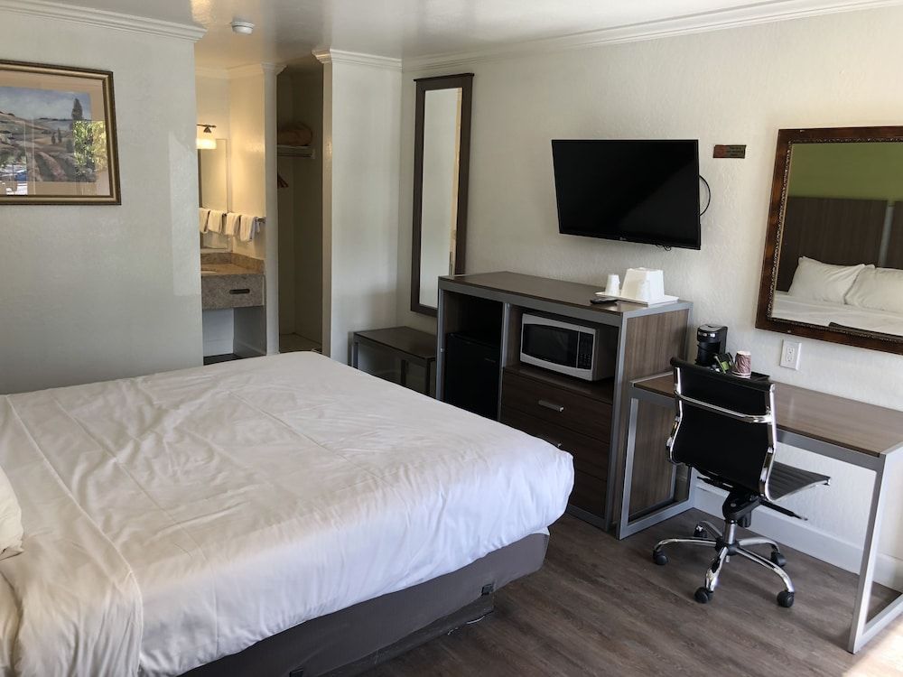 Gilroy Inn Deluxe Room, 1 King Bed, Non Smoking 2