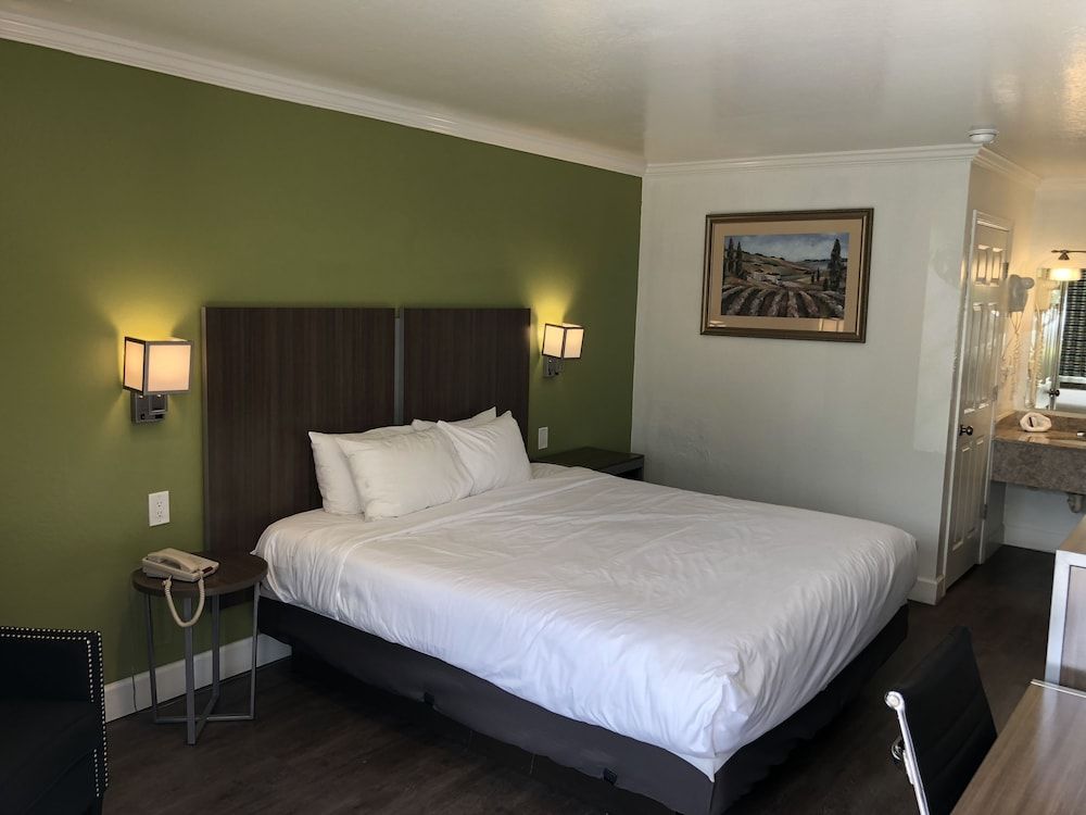 Gilroy Inn Deluxe Room, 1 King Bed, Non Smoking 3