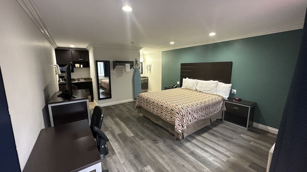 Garden Inn & Suites Deluxe Room, 1 King Bed 2