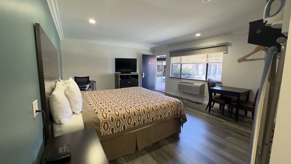 Garden Inn & Suites Deluxe Room, 1 King Bed 3