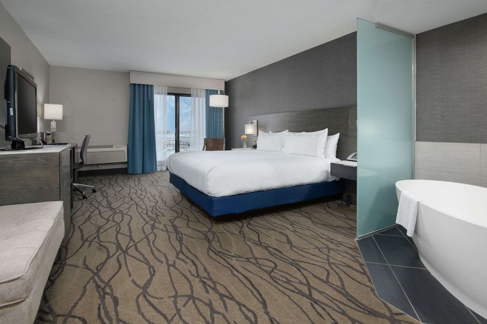 Room, 1 King Bed, Non Smoking, Marina View- With Soaking Tub