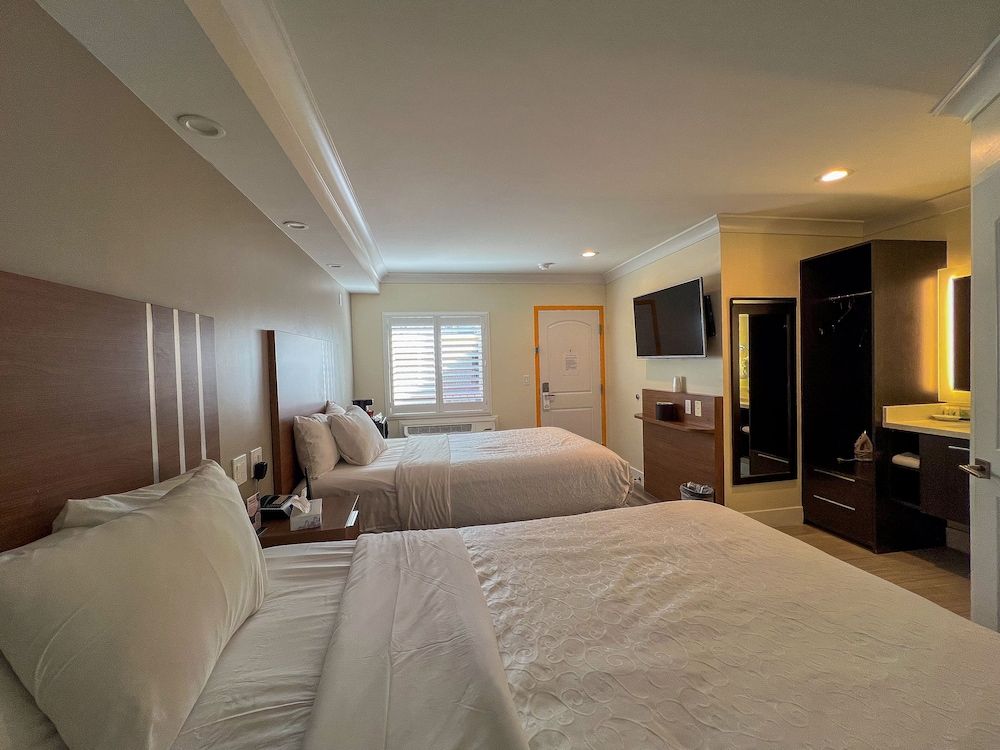 undefined Greenwich Inn 2