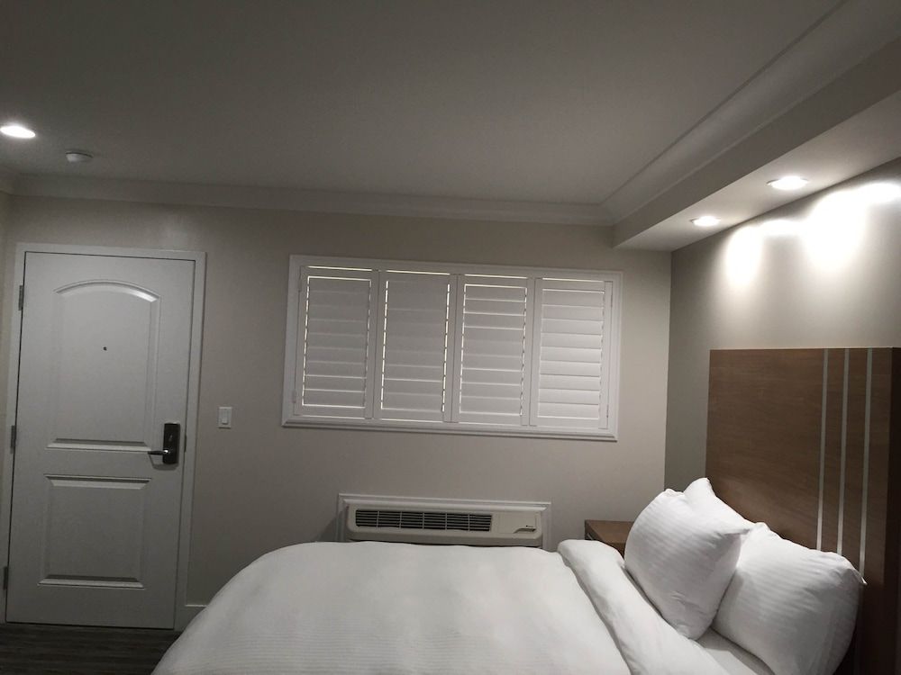 undefined Greenwich Inn 8