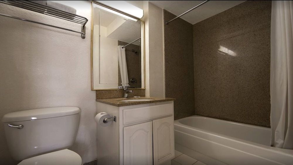 Civic Center Inn Standard Double Room, 2 Double Beds 6