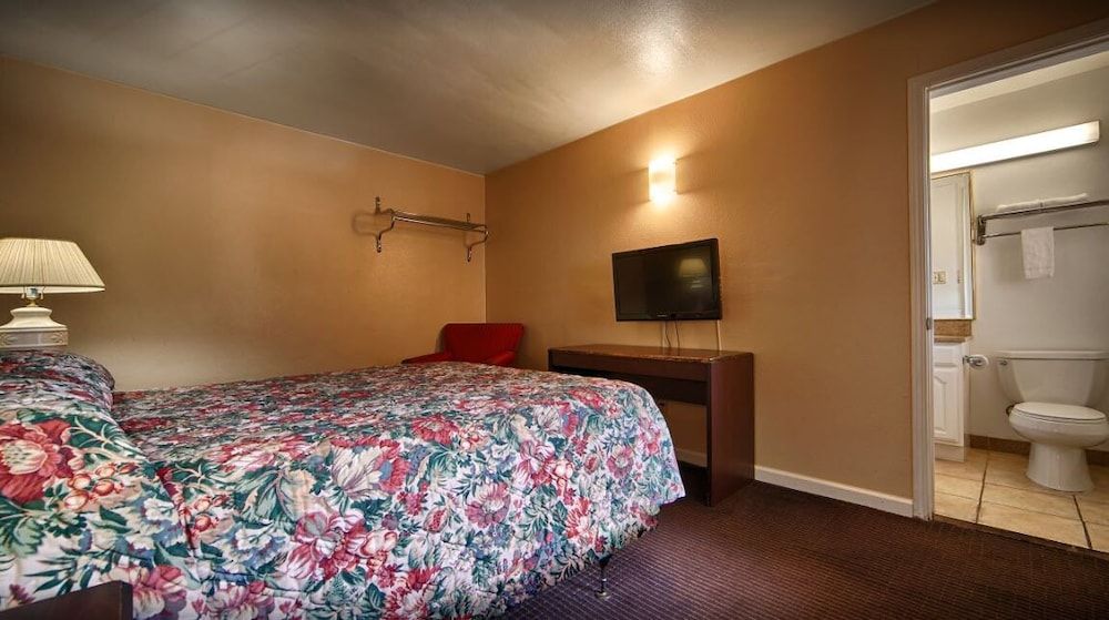 Civic Center Inn Standard Room, 1 Queen Bed 3