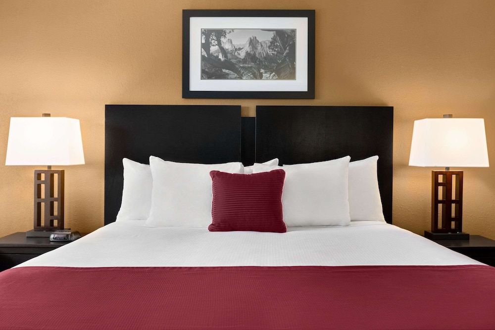 Deluxe Room, Non Smoking (1 King Bed and 1 Queen Bed)