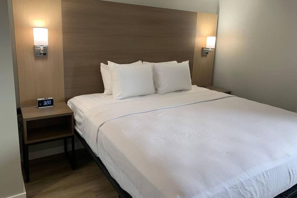 Suite, 1 King Bed, Accessible, Non Smoking (Accessible Tub)