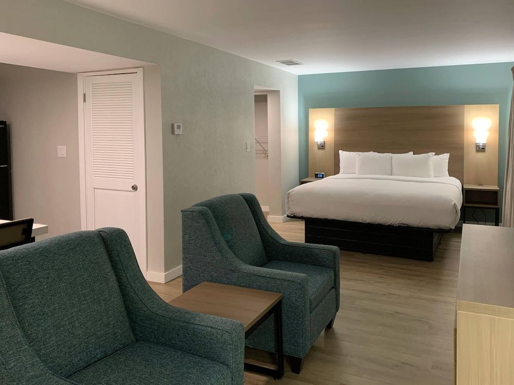 Suite, 1 King Bed, Non Smoking