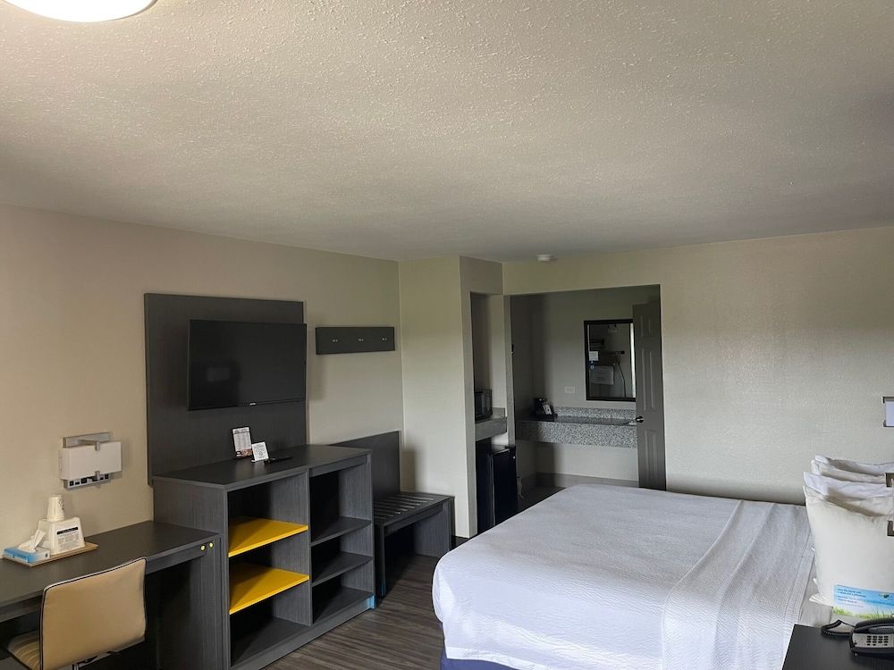 Room, 1 King Bed, Accessible, Non Smoking (Mobility, Tub w/ Grab Bars)