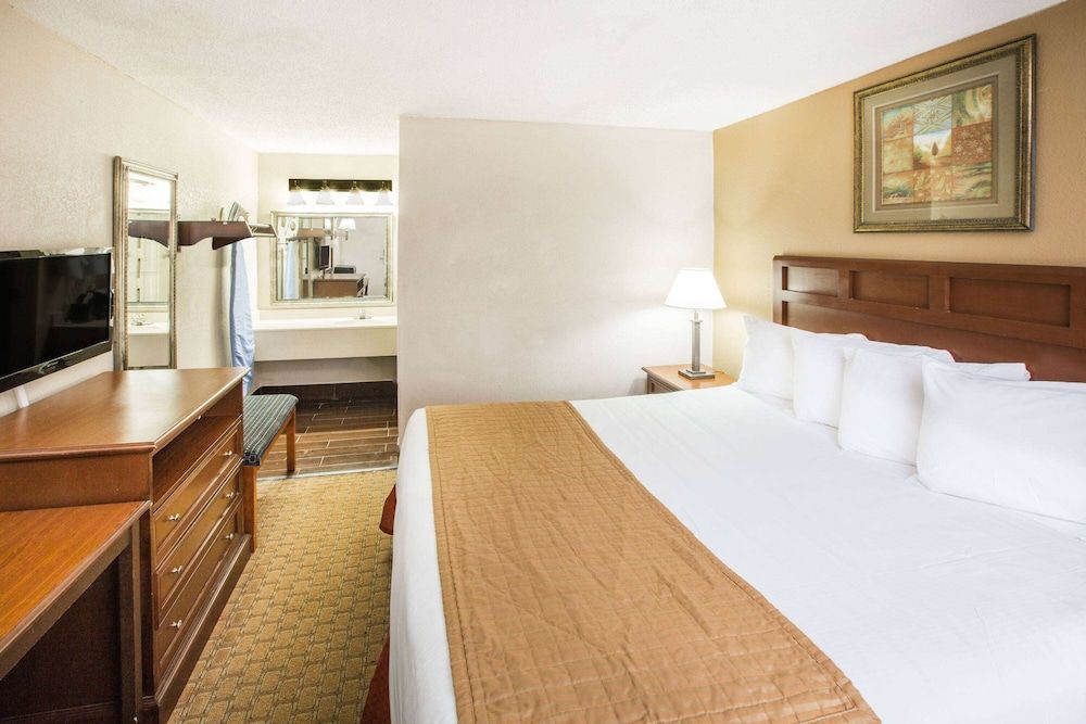 Room, 1 King Bed, Accessible, Non Smoking (Mobility)