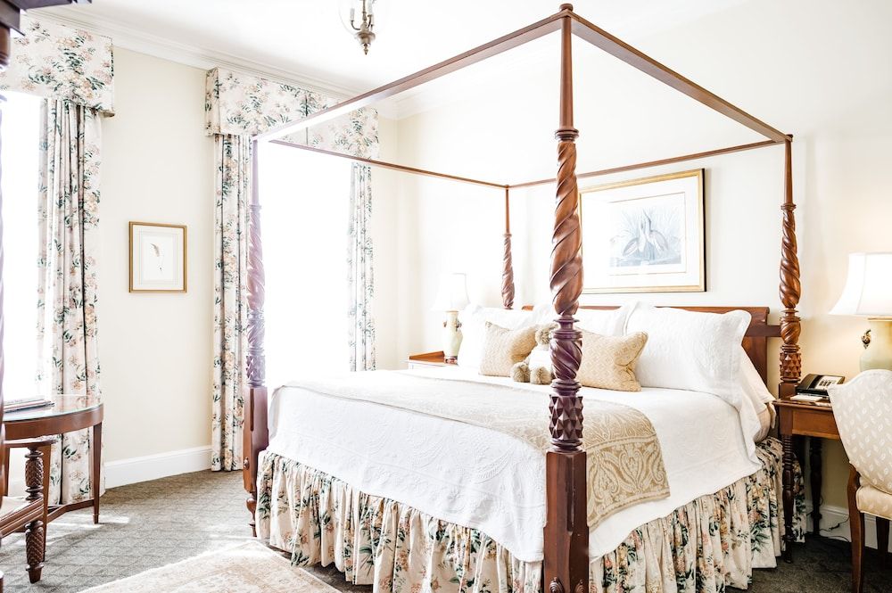 Planters Inn Piazza Room, 1 King Bed 3