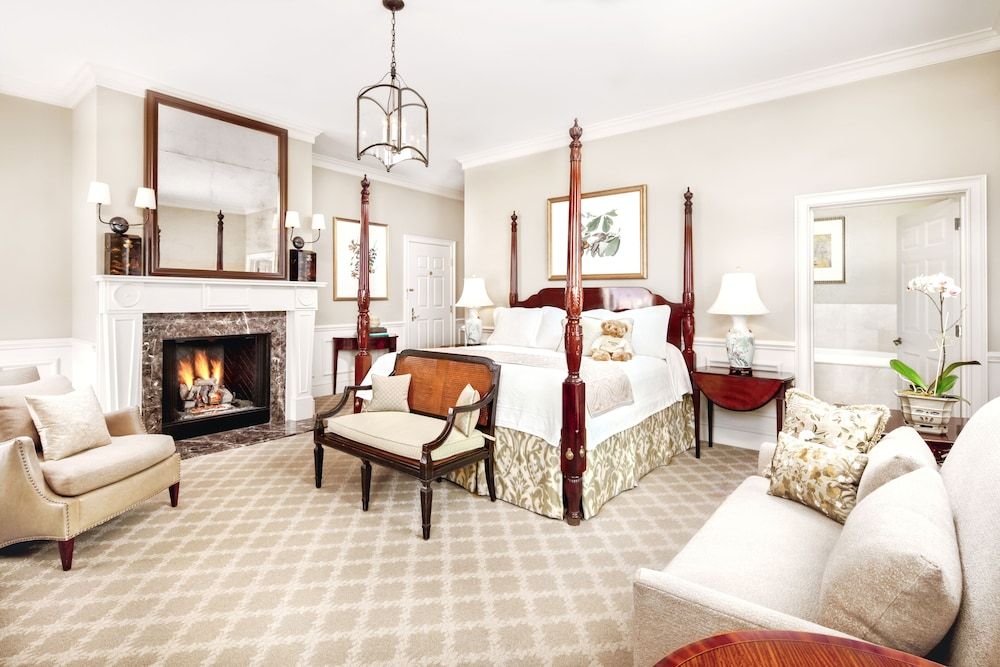 Planters Inn Penthouse King 2