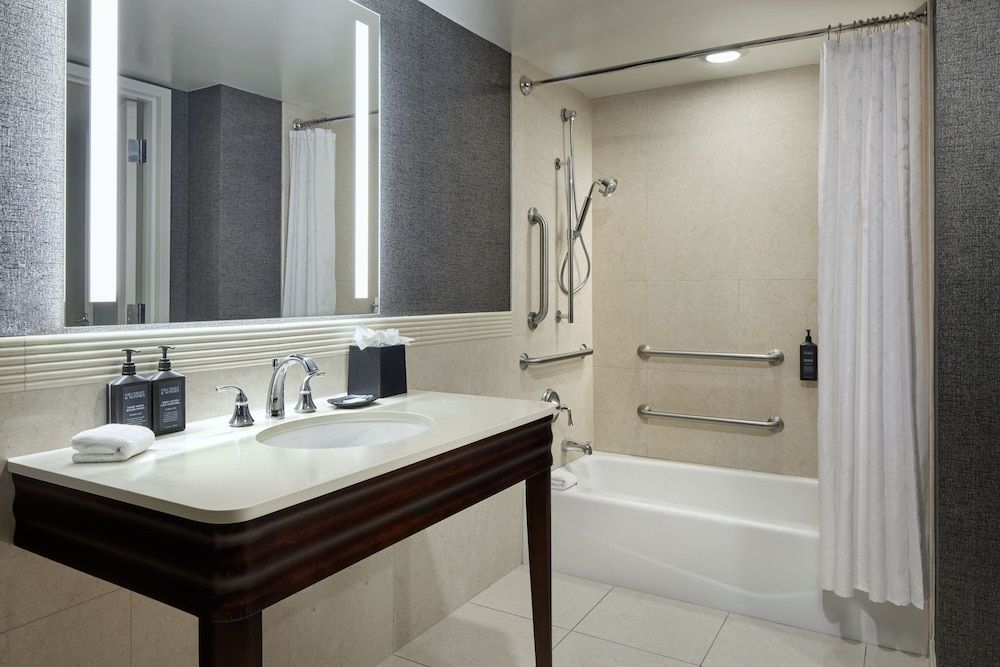 Sheraton Valley Forge Hotel King of Prussia Room, 1 King Bed (Mobility/Hearing Accessible, Tub) 3