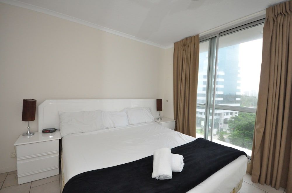 Moorings On Cavill One Bedroom - Budget 2