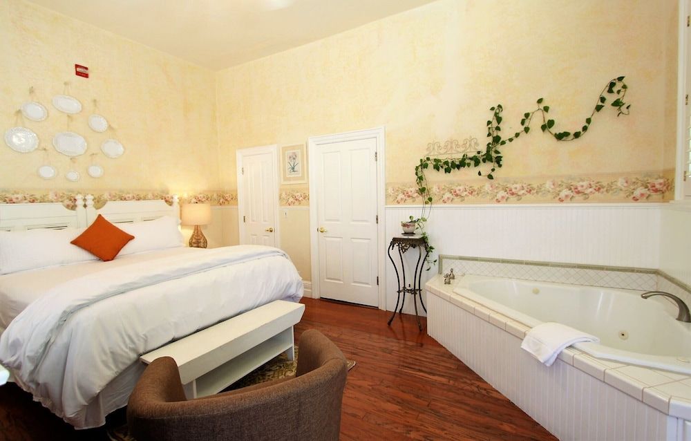 Napa Inn Room, 1 King Bed, Fireplace, Garden View (Angelinas Garden Room)