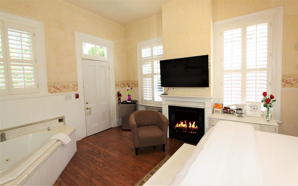 Napa Inn Room, 1 King Bed, Fireplace, Garden View (Angelina's Garden Room) 2