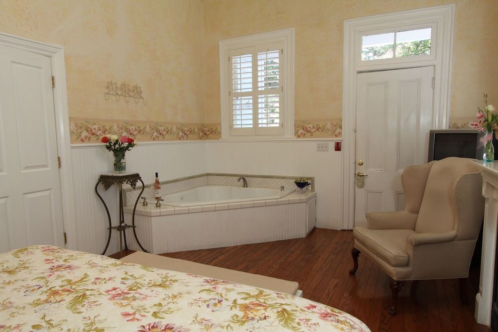 Napa Inn Room, 1 King Bed, Fireplace, Garden View (Angelina's Garden Room) 3