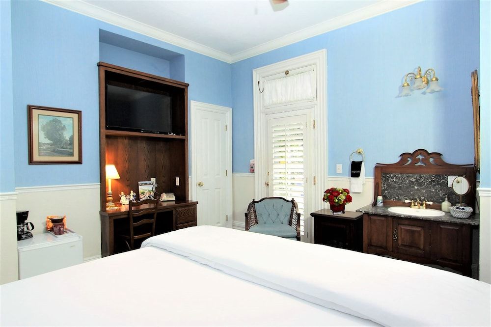 Napa Inn Room, 1 King Bed, Fireplace (Kirtley's Retreat)