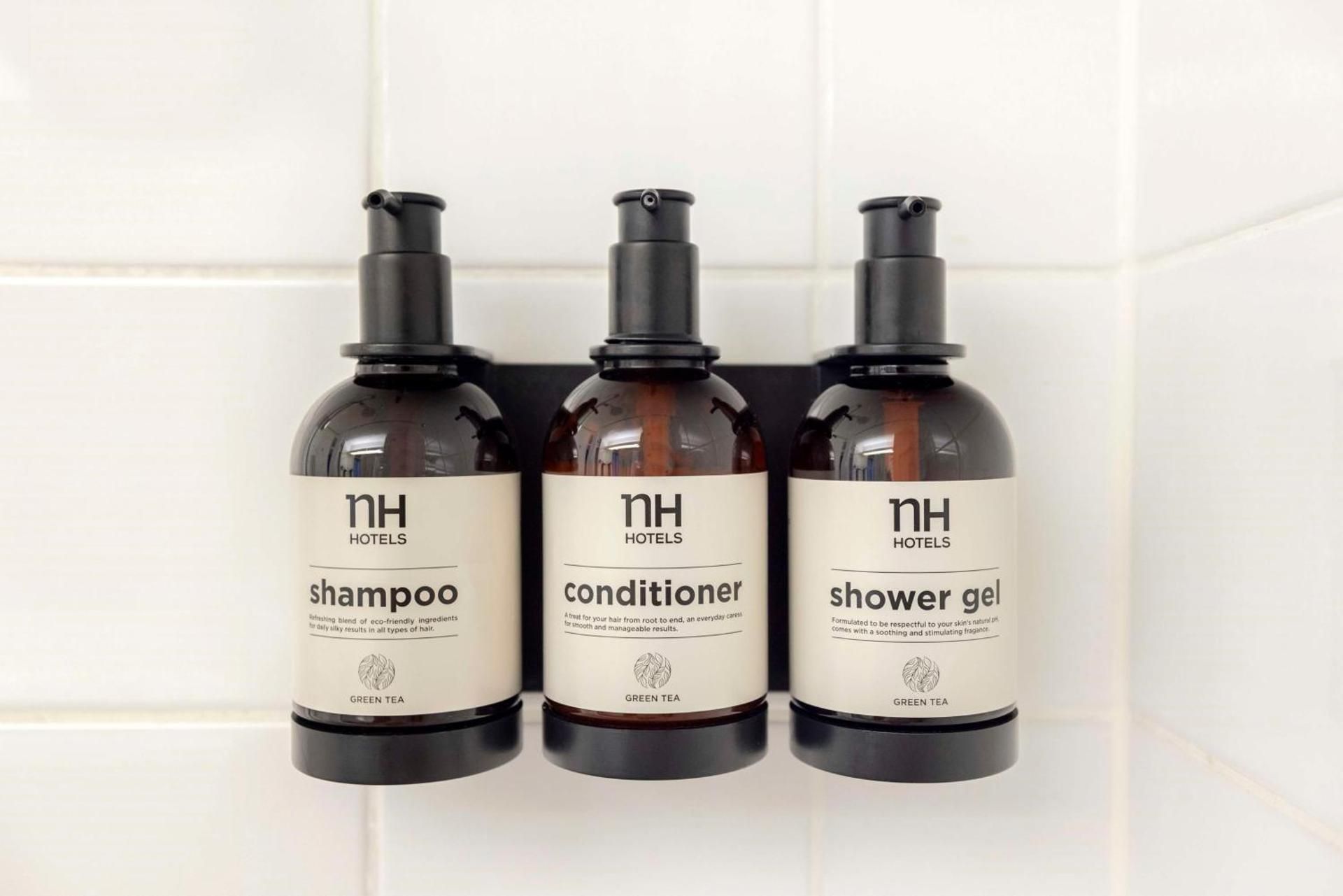 Family connecting (3 adults + 1 child)