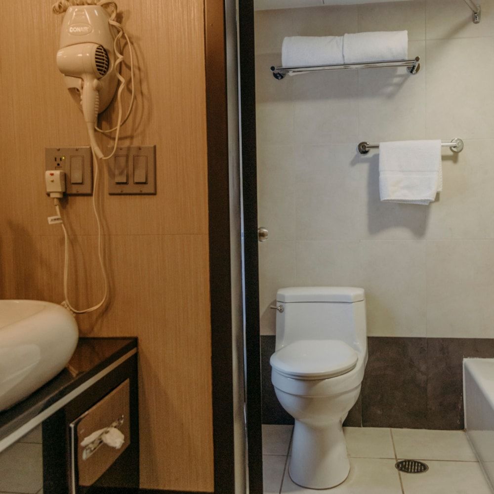 Hotel Araiza Mexicali Deluxe Room 9