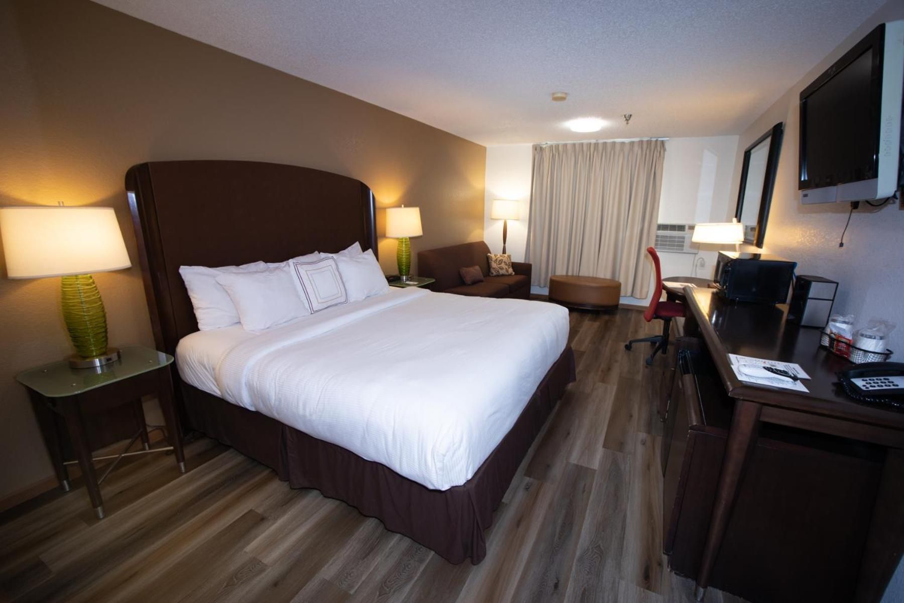 1 King Bed, Non-Smoking