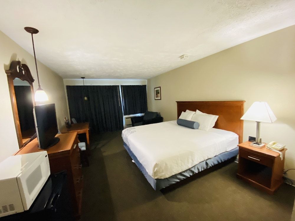Standard Room, 1 King Bed, Patio or Balcony, River View
