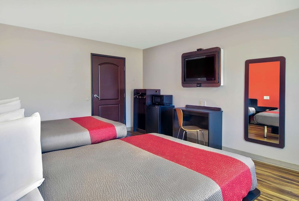 Motel 6 Victorville - Desert Express Standard Room, 2 Queen Beds, Smoking 4