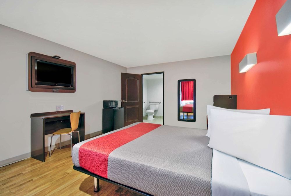 Motel 6 Victorville - Desert Express Standard Room, 1 King Bed, Non Smoking 7