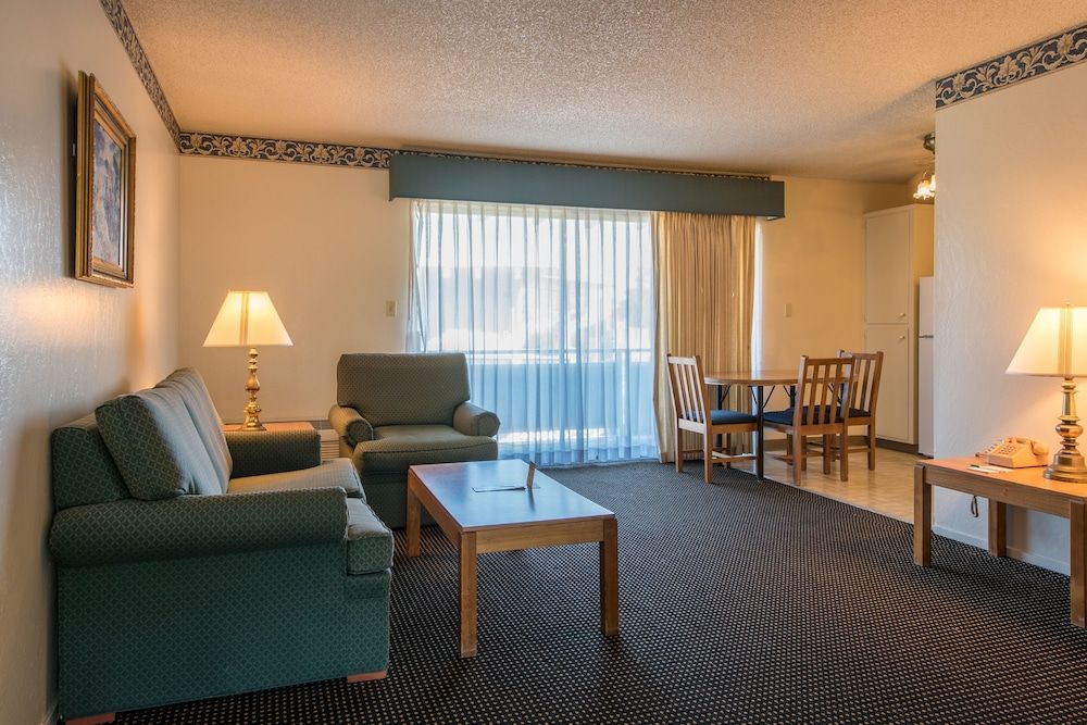 Coral Reef Inn & Suites Executive Suite, 1 Queen Bed 5