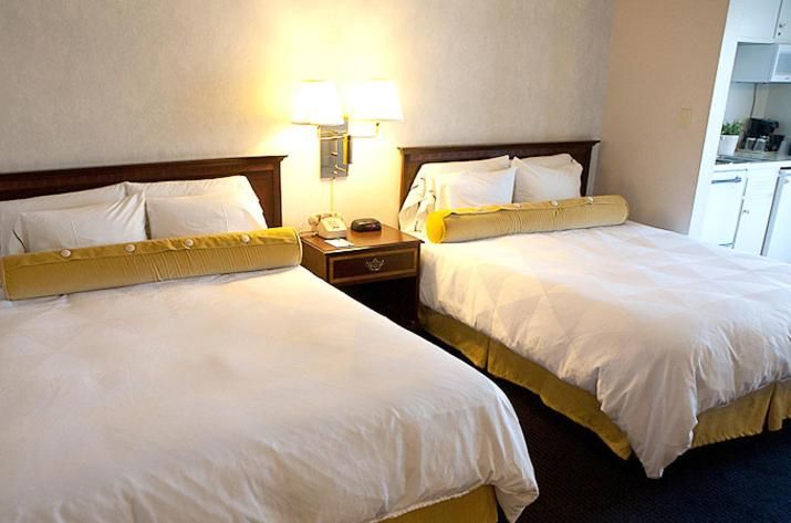 Coral Reef Inn & Suites Queen Room with Two Queen Beds with City View 3
