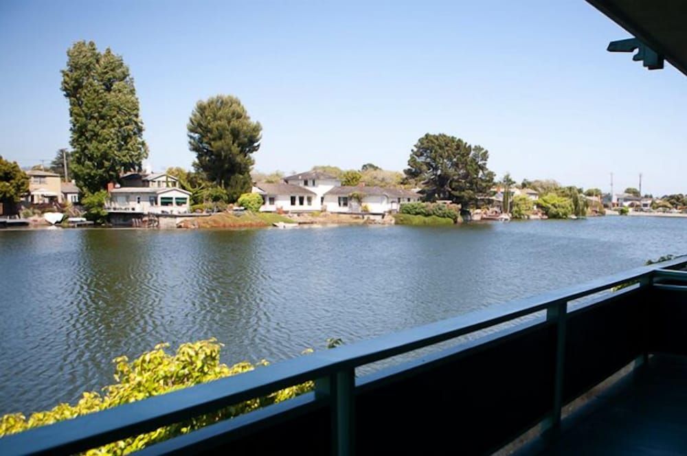 Coral Reef Inn & Suites Suite, 1 Queen Bed, Lagoon View 4