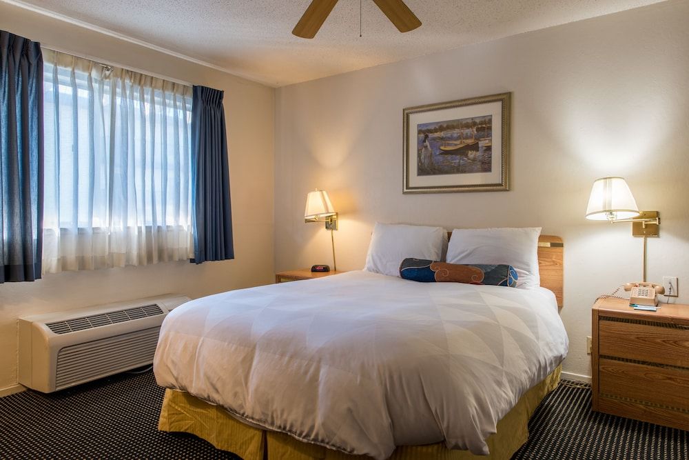 Coral Reef Inn & Suites Executive Suite, 1 Queen Bed 2