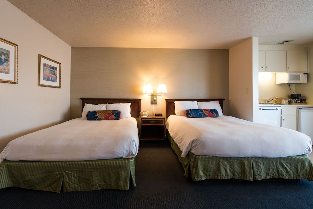 Coral Reef Inn & Suites Standard Room, 2 Queen Beds, Pool View, Courtyard Area
