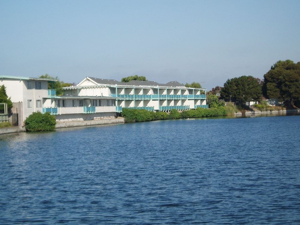 Coral Reef Inn & Suites Suite, 1 Queen Bed, Lagoon View 3