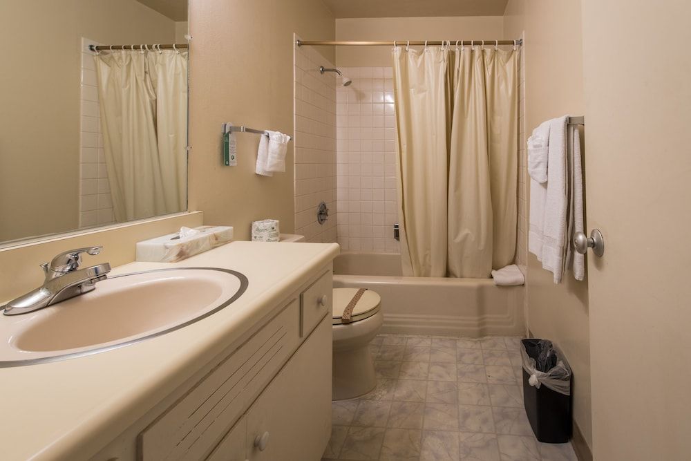 Coral Reef Inn & Suites Executive Suite, 1 Queen Bed 3