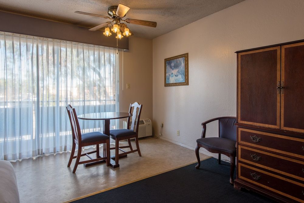Coral Reef Inn & Suites Standard Studio Suite, Accessible 7