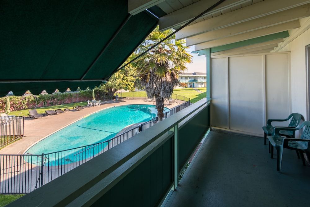Coral Reef Inn & Suites Standard Room, 2 Queen Beds, Pool View, Courtyard Area 4
