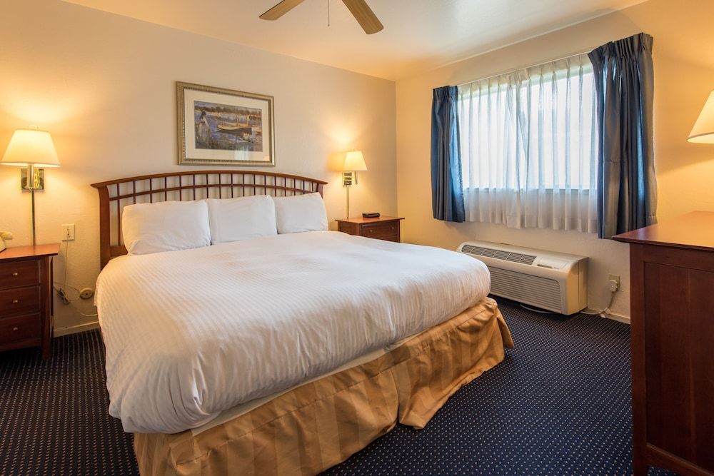 Coral Reef Inn & Suites Suite, 1 Queen Bed, Lagoon View