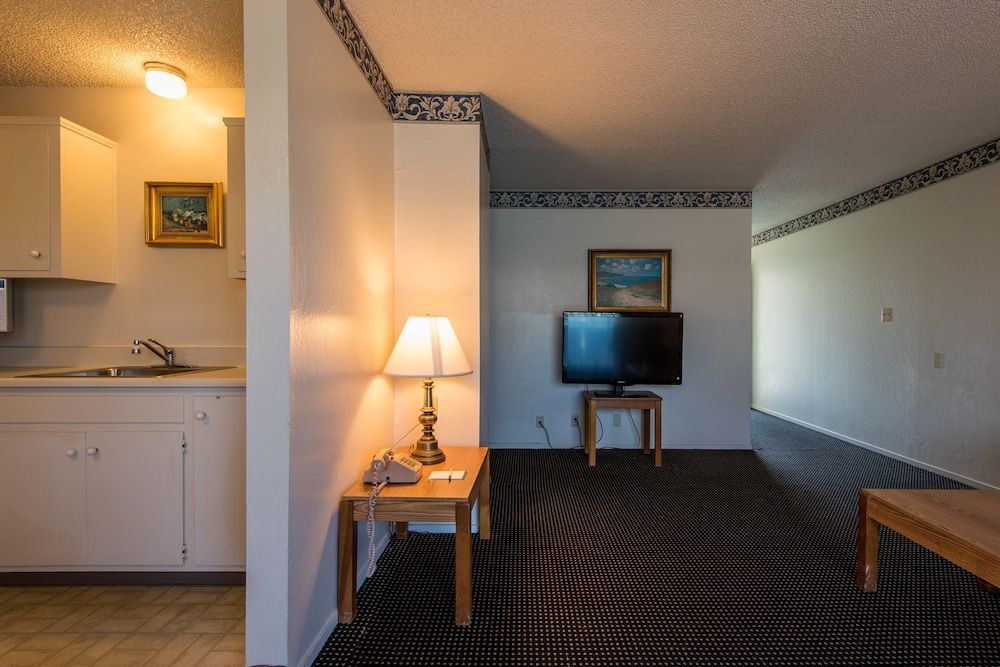 Coral Reef Inn & Suites Executive Suite, 1 Queen Bed 6