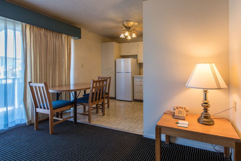 Coral Reef Inn & Suites Executive Suite, 1 Queen Bed 4
