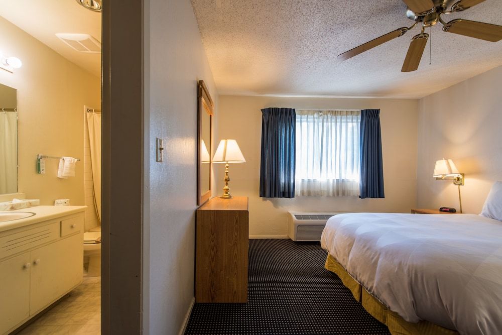 Coral Reef Inn & Suites Standard Studio Suite, Accessible