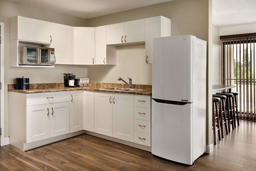 Coast Prince George Hotel by APA Junior Suite, 1 King Bed (Coast Premium King Junior Suite) 6