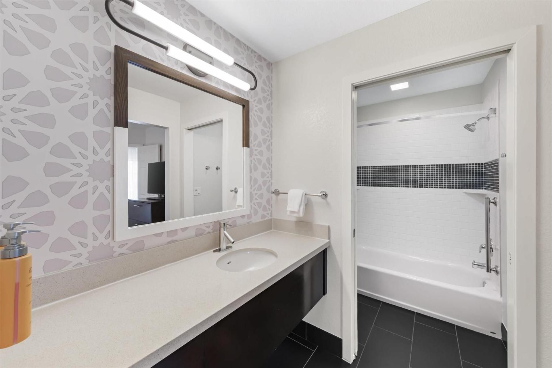 One-Bedroom Queen Suite with Bathtub - Mobility Accessible