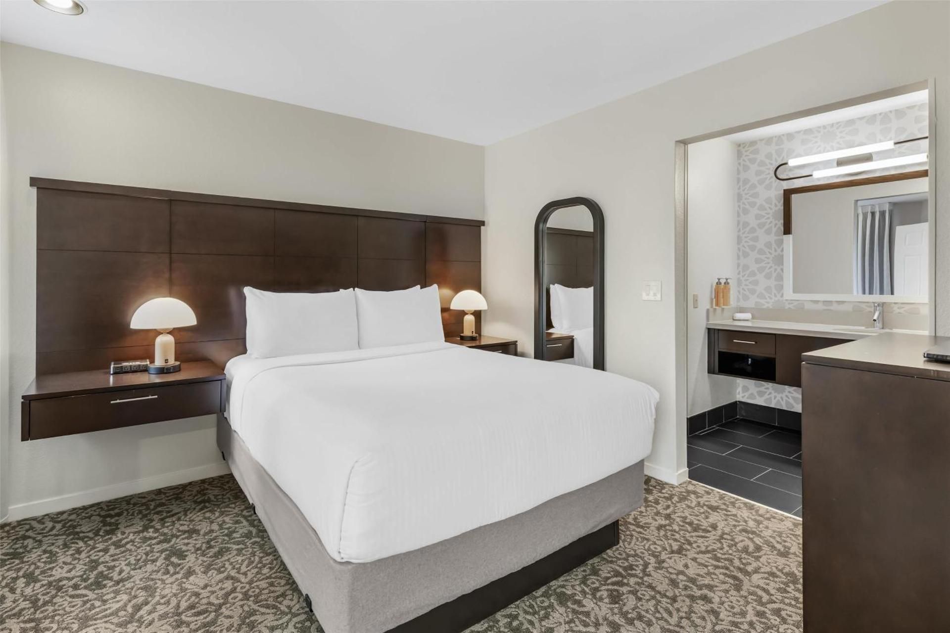 One-Bedroom Queen Suite with Bathtub - Mobility Accessible