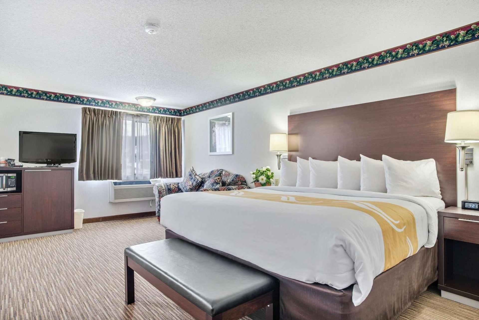 King Suite with Whirlpool - Non-Smoking
