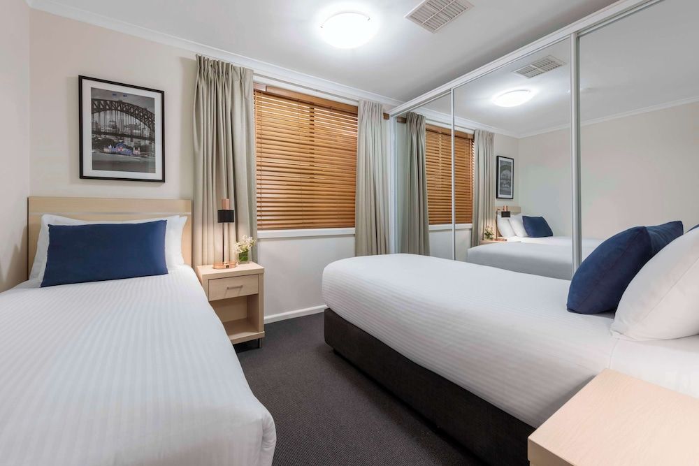 Oaks Sydney Goldsbrough Suites Executive Apartment, 2 Bedrooms, City View (Split Level) 2