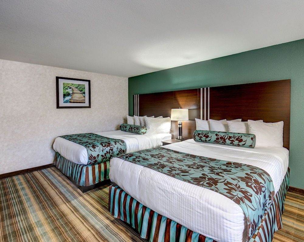 Double Room, 2 Queen Beds (No Pets)