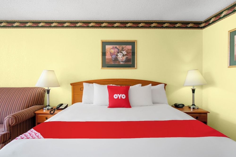 OYO Hotel Oklahoma City South I-35 and SE 29th Room, 1 King Bed, Smoking 2